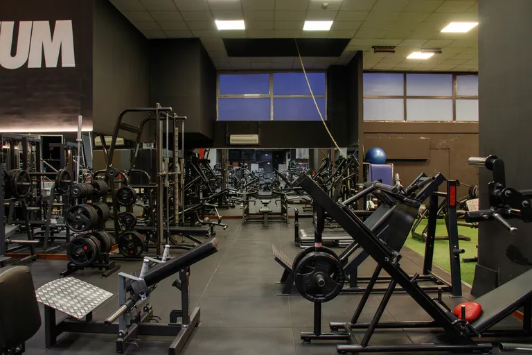 Prensas y máquinas de pierna en la sala de musculación de Palladium Zaragoza
