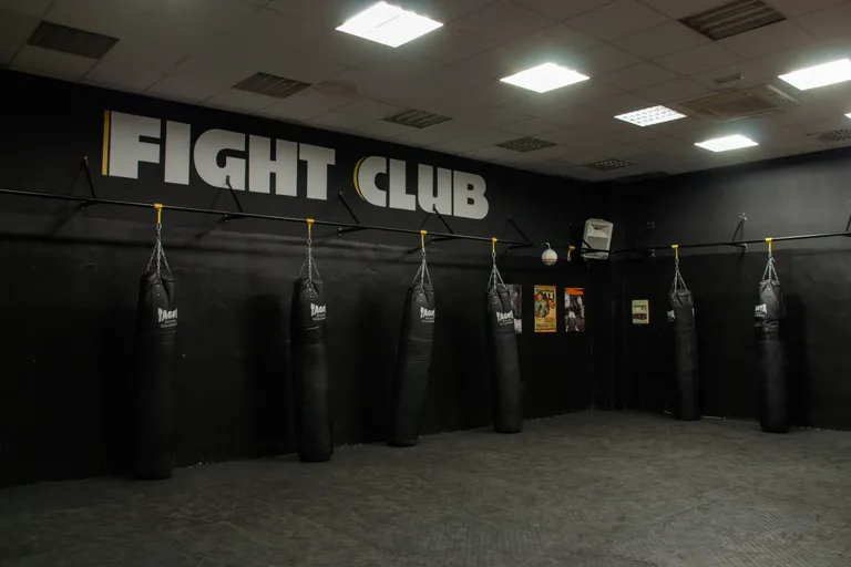 Sala Fight Club con sacos profesionales para CardioBox sin contacto