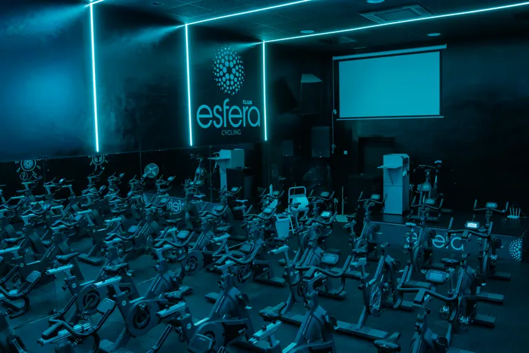Sala Esfera de cycling con bicicletas de spinning profesionales