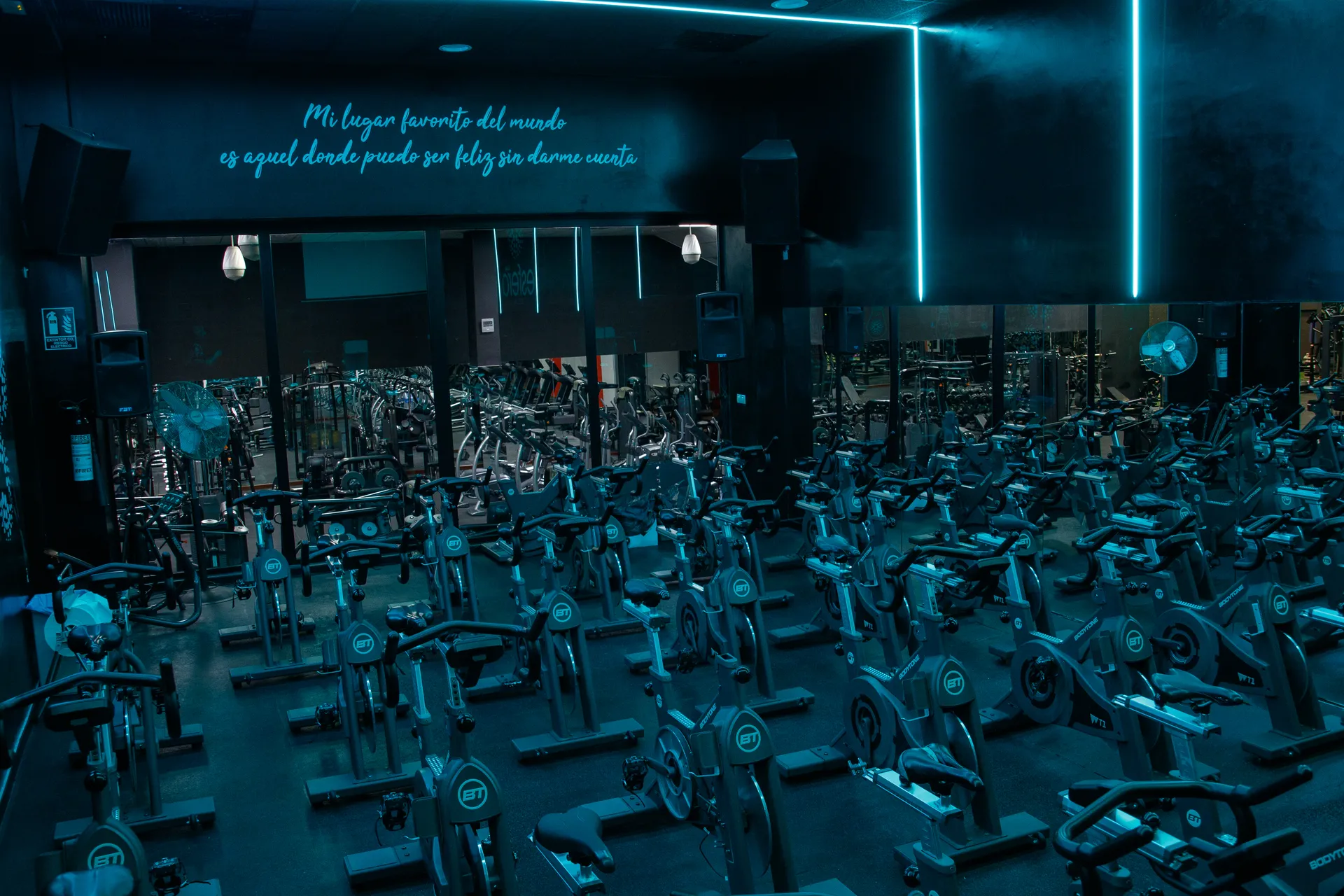 Sala Esfera Club Cycling en Palladium Zaragoza con iluminación LED azul y bicicletas de spinning